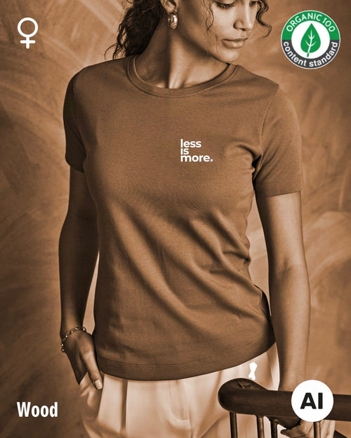 auf diesem bild sieht man eine frau, die ein nachhaltiges Damen-T-Shirt  in der Farbe wood mit dem minimalistischen Design "less is more" trägt.