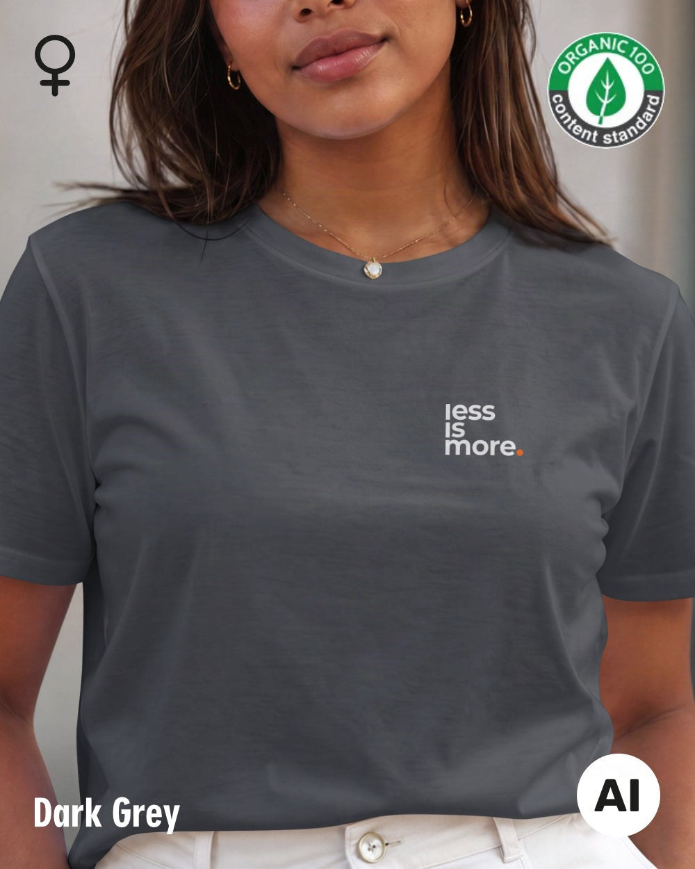 auf diesem bild sieht man eine frau, die ein nachhaltiges Damen-T-Shirt  in der Farbe dark grey mit dem minimalistischen Design "less is more" trägt.