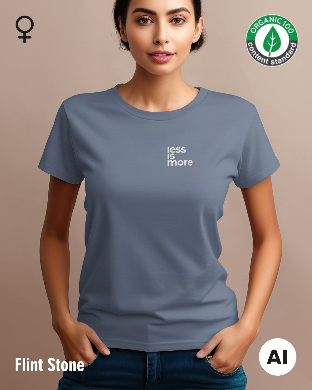 auf diesem bild sieht man eine frau, die ein nachhaltiges Damen-T-Shirt  in der Farbe flint stone mit dem minimalistischen Design "less is more" trägt.