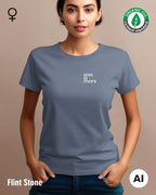 auf diesem bild sieht man eine frau, die ein nachhaltiges Damen-T-Shirt  in der Farbe flint stone mit dem minimalistischen Design "less is more" trägt.