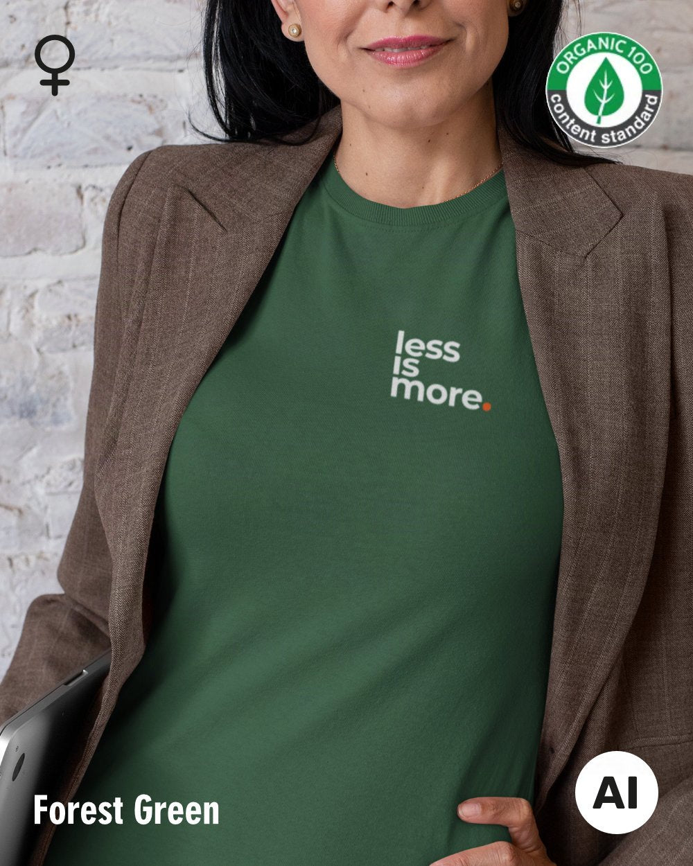 auf diesem bild sieht man eine frau, die ein nachhaltiges Damen-T-Shirt  in der Farbe forest green mit dem minimalistischen Design "less is more" trägt.