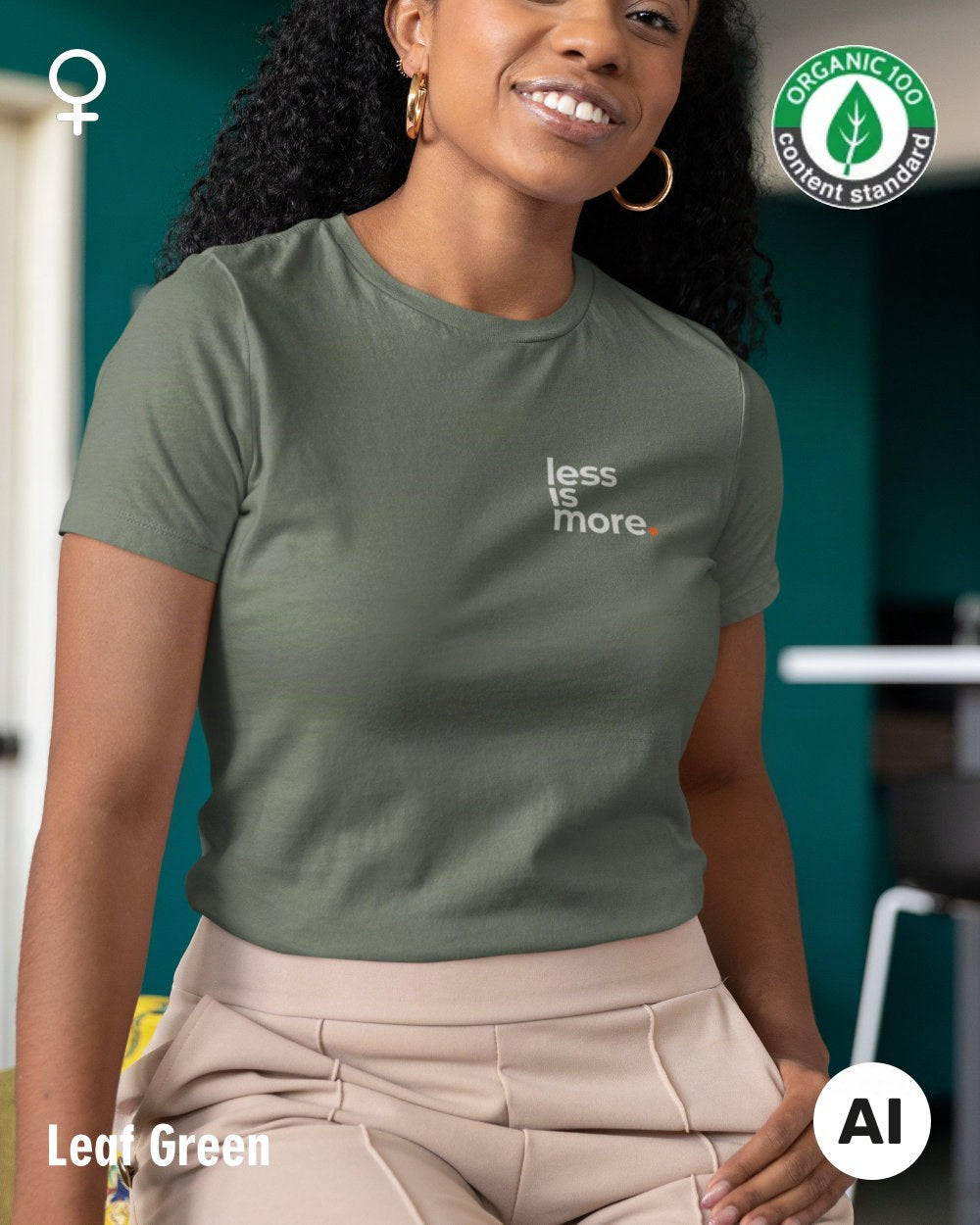 auf diesem bild sieht man eine frau, die ein nachhaltiges Damen-T-Shirt  in der Farbe leaf green mit dem minimalistischen Design "less is more" trägt.
