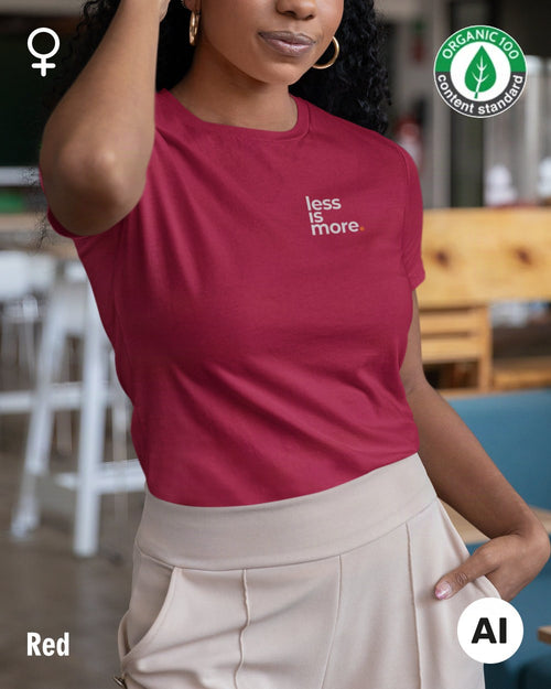 auf diesem bild sieht man eine frau, die ein nachhaltiges Damen-T-Shirt  in der Farbe red mit dem minimalistischen Design "less is more" trägt.
