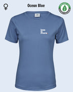 Auf dem Bild sieht man das T-Shirt Tee Jays Women's Interlock Tee STYLE 580 in der Farbe ocean blue mit dem minimalistischen Design "less is more".