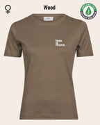 Auf dem Bild sieht man das T-Shirt Tee Jays Women's Interlock Tee STYLE 580 in der Farbe wood mit dem minimalistischen Design "less is more".