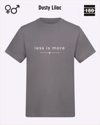 das bild zeigt das Unisex Design-T-Shirt AWDis 180T in der farbe dusty lilac mit dem zeitlosen motiv "less is more"