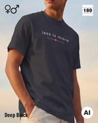 Diese abbildung zeigt eine Person, die ein Unisex Design-T-Shirt in der farbe deep black mit dem zeitlosen motiv "less is more" trägt.