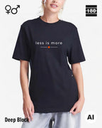 Diese abbildung zeigt eine blonde frau, die ein Unisex Design-T-Shirt in der farbe deep black mit dem zeitlosen motiv "less is more" trägt.