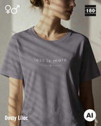 Diese abbildung zeigt eine frau, die ein Unisex Design-T-Shirt in der farbe dusty lilac mit dem zeitlosen motiv "less is more" trägt.