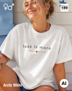 Diese abbildung zeigt eine blonde frau, die ein Unisex Design-T-Shirt in der farbe arctic white mit dem zeitlosen motiv "less is more" trägt.