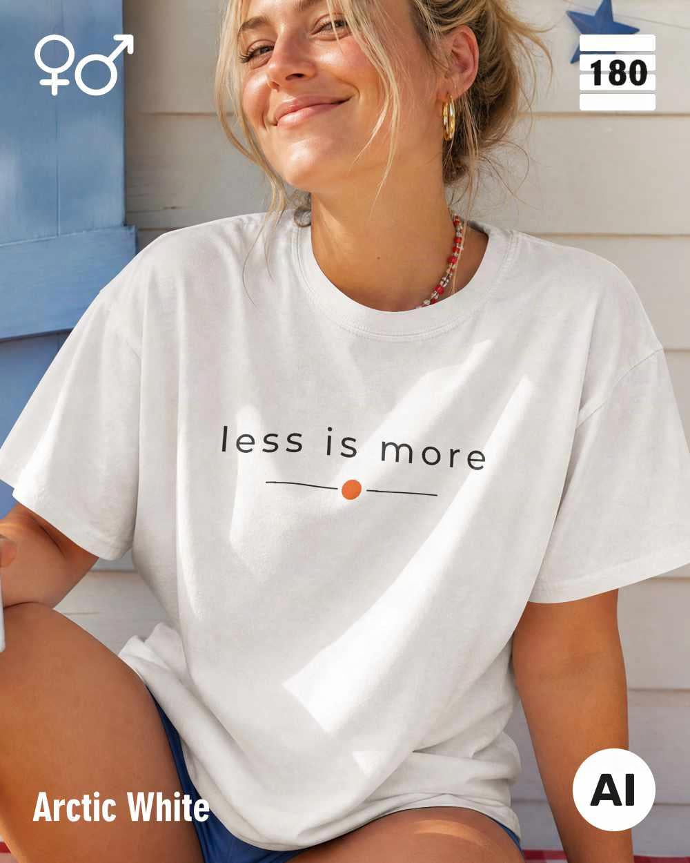 Diese abbildung zeigt eine blonde frau, die ein Unisex Design-T-Shirt in der farbe arctic white mit dem zeitlosen motiv "less is more" trägt.