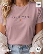 Diese abbildung zeigt eine frau, die ein Unisex Design-T-Shirt in der farbe baby pink mit dem zeitlosen motiv "less is more" trägt.