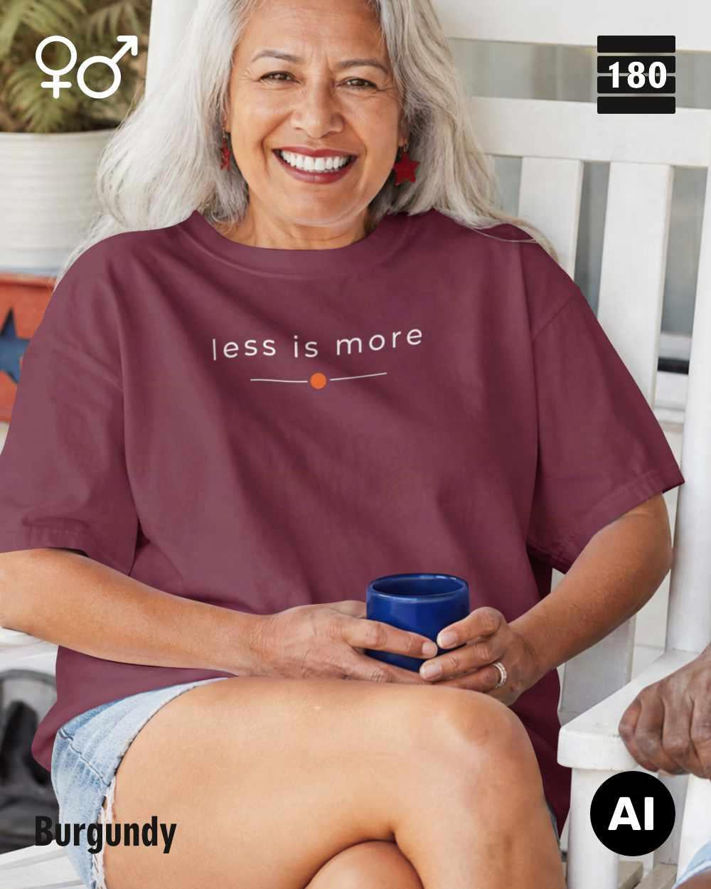 Diese abbildung zeigt eine ältere dame, die ein Unisex Design-T-Shirt in der farbe burgundy mit dem zeitlosen motiv "less is more" trägt.