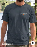Diese abbildung zeigt eine Person, die ein Unisex Design-T-Shirt in der farbe charcoal mit dem zeitlosen motiv "less is more" trägt.