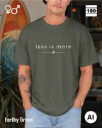 Diese abbildung zeigt eine Person, die ein Unisex Design-T-Shirt in der farbe earhy green mit dem zeitlosen motiv "less is more" trägt.