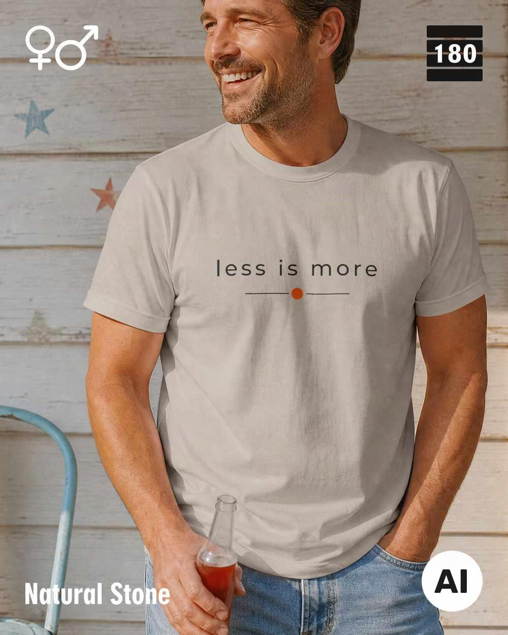 Diese abbildung zeigt eine Person, die ein Unisex Design-T-Shirt in der farbe natural stone mit dem zeitlosen motiv "less is more" trägt.