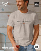 Diese abbildung zeigt eine Person, die ein Unisex Design-T-Shirt in der farbe natural stone mit dem zeitlosen motiv "less is more" trägt.