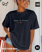 Diese abbildung zeigt eine frau, die ein Unisex Design-T-Shirt in der farbe new french navy mit dem zeitlosen motiv "less is more" trägt.