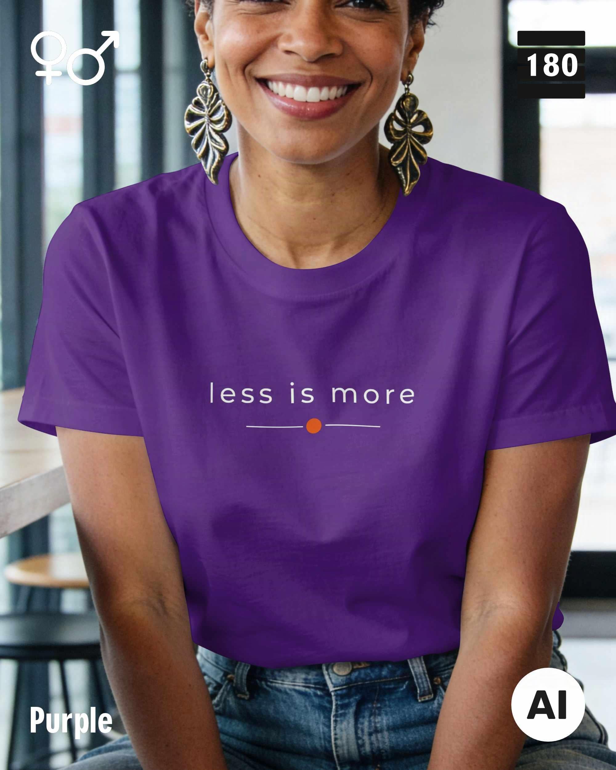 Diese abbildung zeigt eine lächelnde frau, die ein Unisex Design-T-Shirt in der farbe purple mit dem zeitlosen motiv "less is more" trägt.