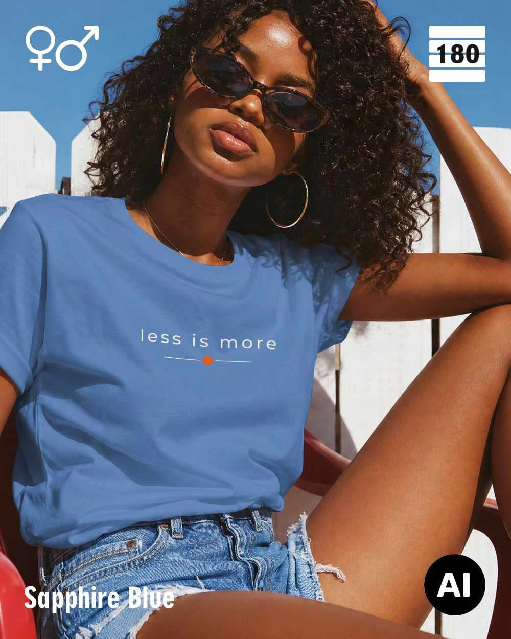 Diese abbildung zeigt eine frau, die ein Unisex Design-T-Shirt in der farbe spphire blue mit dem zeitlosen motiv "less is more" trägt.