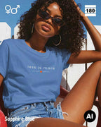 Diese abbildung zeigt eine frau, die ein Unisex Design-T-Shirt in der farbe spphire blue mit dem zeitlosen motiv "less is more" trägt.