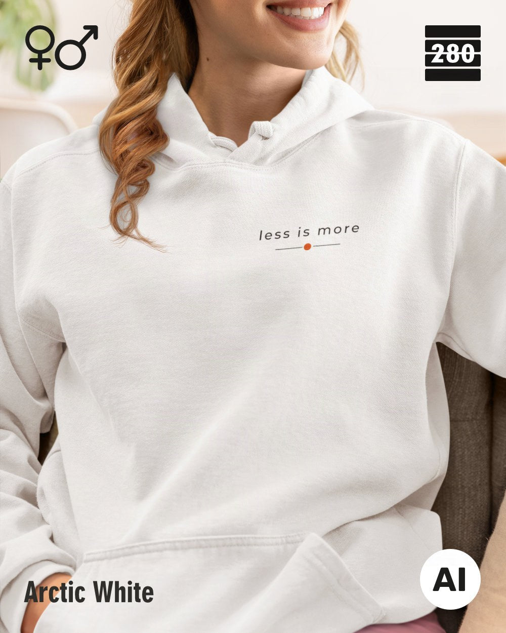 das bild zeigt eine lächelnde frau, die einen unisex design hoodie in der farbe arctic white und mit dem zeitlosen motiv "less is more" trägt.