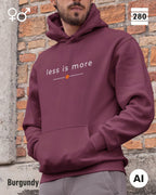 das bild zeigt eine person, die einen unisex design hoodie in der farbe burgundy und mit dem zeitlosen motiv "less is more" trägt.