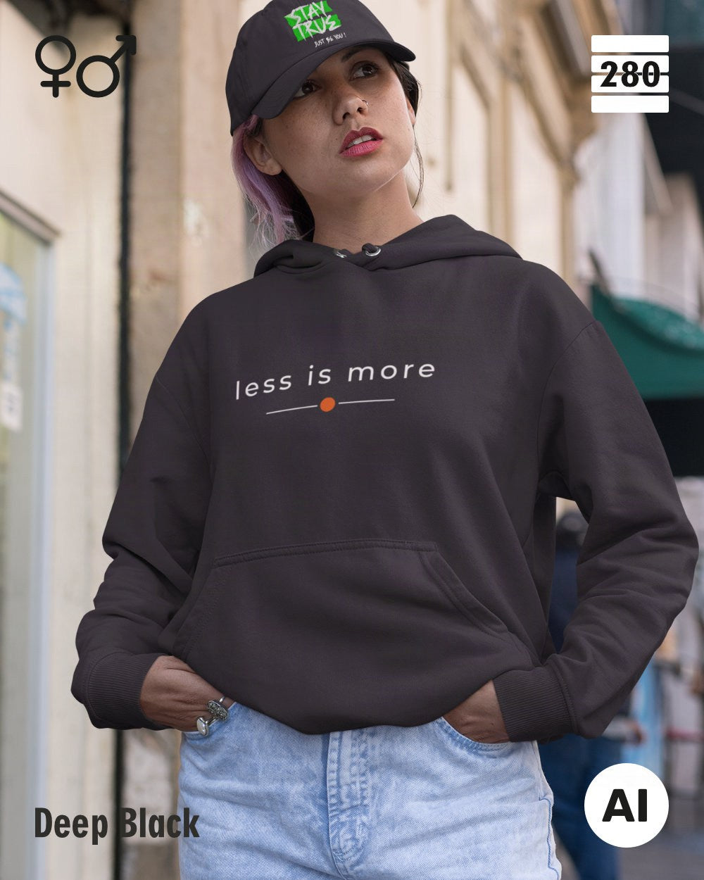 das bild zeigt eine junge frau, die einen unisex design hoodie in der farbe deep blackund mit dem zeitlosen motiv "less is more" trägt.