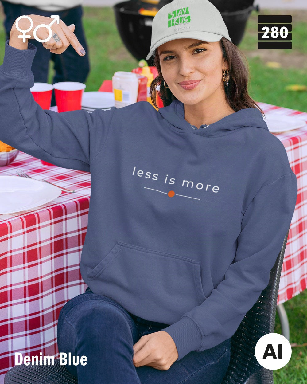 das bild zeigt eine frau, die einen unisex design hoodie in der farbe denim blue und mit dem zeitlosen motiv "less is more" trägt.