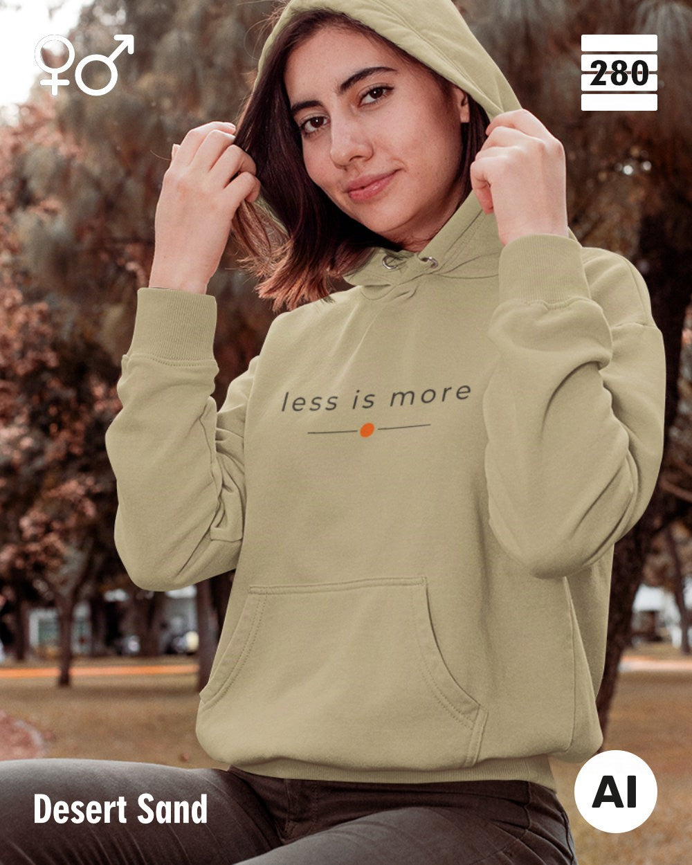das bild zeigt eine frau, die einen unisex design hoodie in der farbe desert sand und mit dem zeitlosen motiv "less is more" trägt.