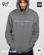 das bild zeigt eine person, die einen unisex design hoodie in der farbe heather graphit und mit dem zeitlosen motiv "less is more" trägt.