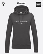 das bild zeigt den leicht taillierten damen hoodie jh001 fvon just hoods in der farbe charcoal und mit dem zeitlosen design "less is more".