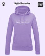 das bild zeigt den leicht taillierten damen hoodie jh001 fvon just hoods in der farbe digital lavender und mit dem zeitlosen design "less is more".