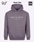 das bild zeigt den Oversized Design-Hoodie JH111 unisex in der farbe dusty lilac  mit dem zeitlosen motiv "less is more".