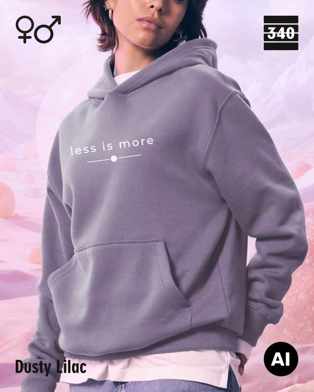 Eine frau trägt einen Oversized Design-Hoodie jhj111 unisex in der farbe dusty lilac  mit dem zeitlosen statement "less is more" 