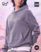 Eine frau trägt einen Oversized Design-Hoodie jhj111 unisex in der farbe dusty lilac  mit dem zeitlosen statement "less is more" 