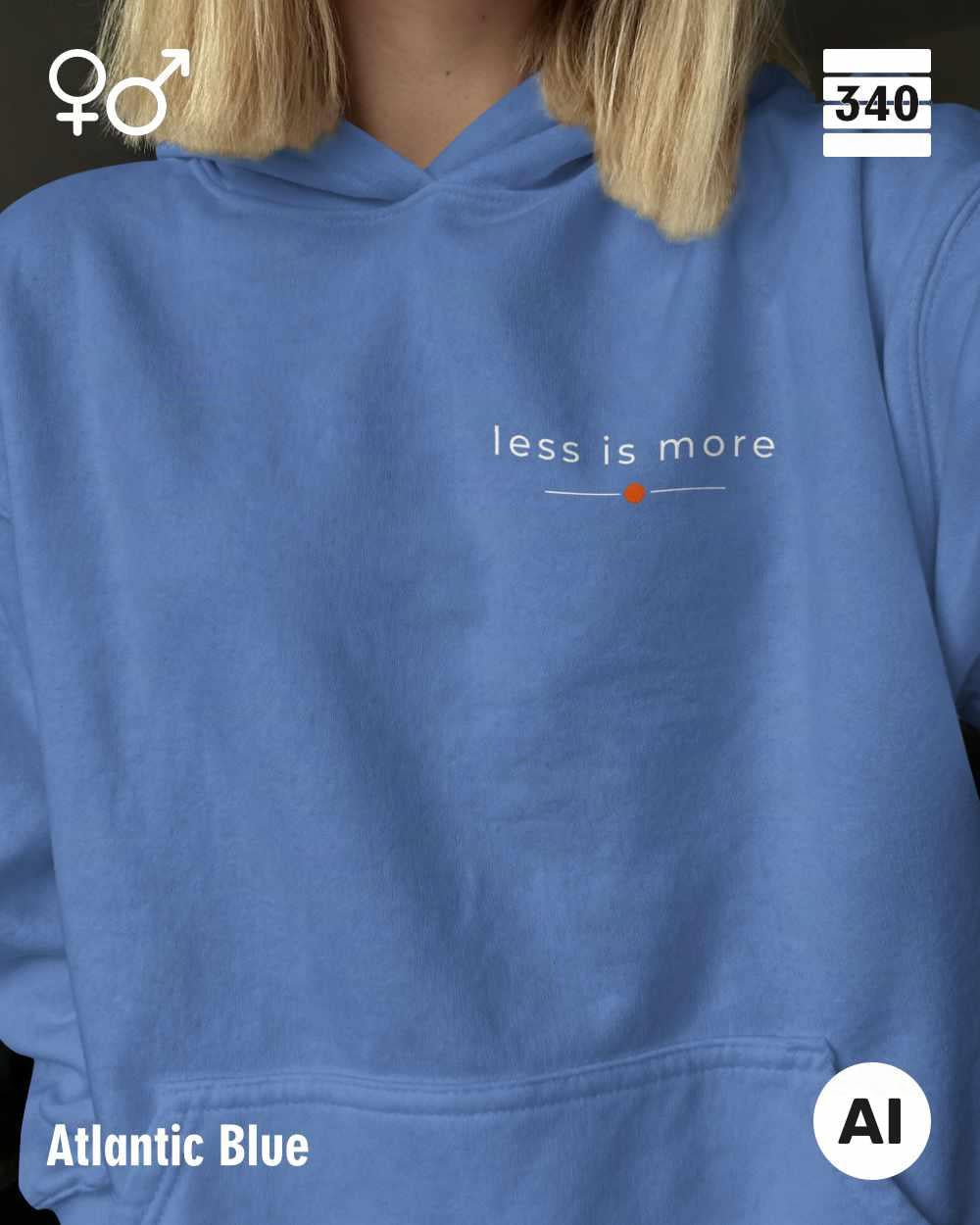 Eine frau trägt einen Oversized Design-Hoodie unisex in der farbe atlantic blue  mit dem zeitlosen statement "less is more" oben links.