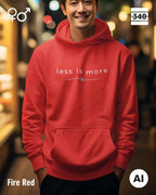 Ein mann trägt einen Oversized Design-Hoodie unisex in der farbe fire red  mit dem zeitlosen statement "less is more" .