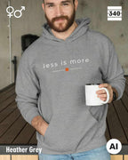 Ein mann trägt einen Oversized Design-Hoodie unisex in der farbe heather grey  mit dem zeitlosen statement "less is more" 