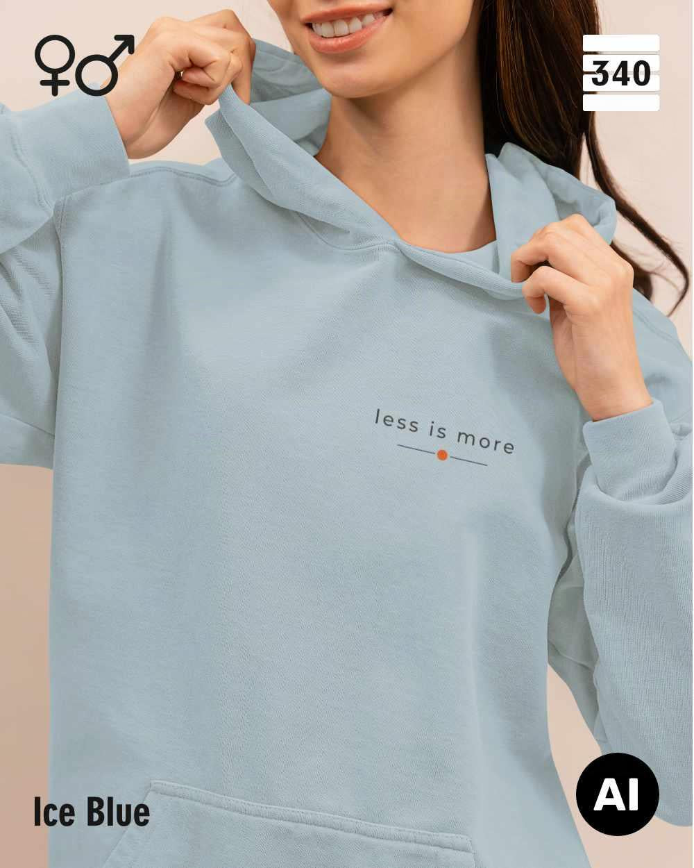 Eine frau trägt einen Oversized Design-Hoodie unisex in der farbe ice blue  mit dem zeitlosen statement "less is more" oben links.