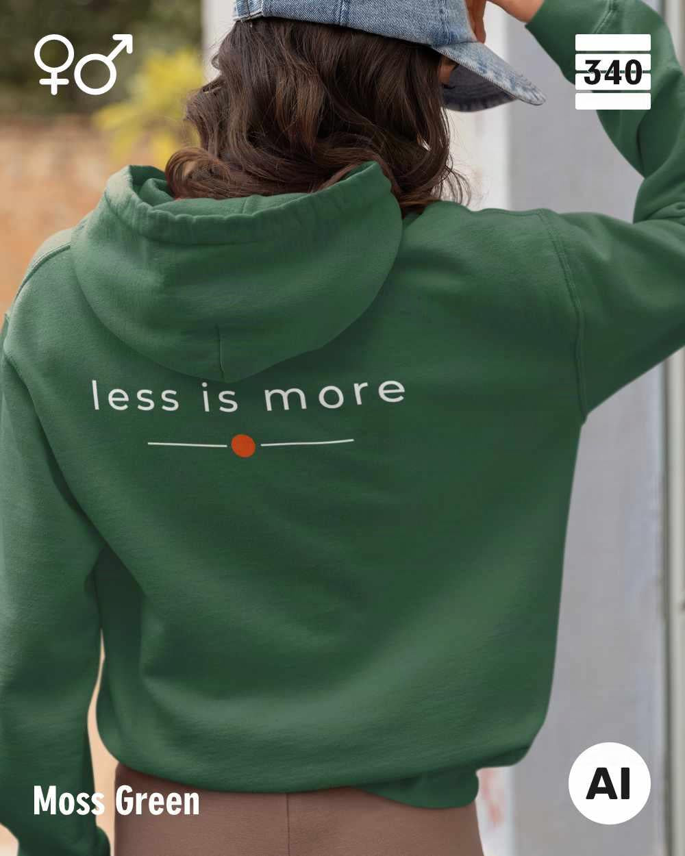 Eine frau trägt einen Oversized Design-Hoodie unisex in der farbe moss green  mit dem zeitlosen statement "less is more" auf dem rücken.
