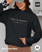 Eine frau trägt einen Oversized Design-Hoodie unisex in der farbe new french Navy  mit dem zeitlosen, eleganten motiv "less is more".
