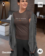 Design-T‑Shirt – Feminine Fit – LESS IS MORE (2) – Premium-Baumwolle