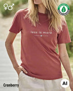das bild zeigt eine frau, die ein nachhaltiges Design-T-Shirt T in der farbe cranberry mit dem eleganten Schriftzug „less is more“ trägt.