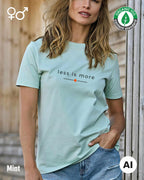das bild zeigt eine frau, die ein nachhaltiges Design-T-Shirt T in der farbe mint mit dem eleganten Schriftzug „less is more“ trägt.