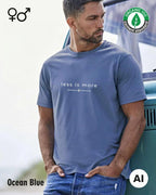 das bild zeigt einen mann, der ein nachhaltiges Design-T-Shirt T in der farbe ocean blue mit dem eleganten Schriftzug „less is more“ trägt.