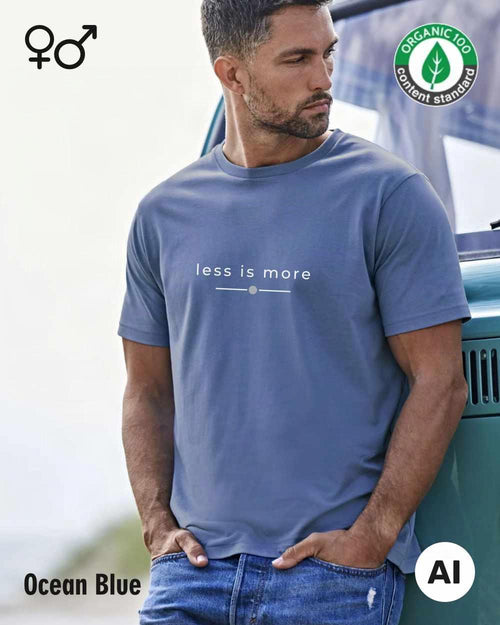 das bild zeigt einen mann, der ein nachhaltiges Design-T-Shirt T in der farbe ocean blue mit dem eleganten Schriftzug „less is more“ trägt.
