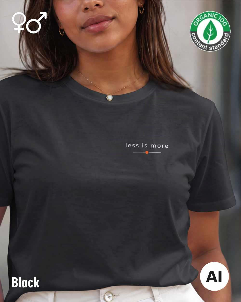 das bild zeigt eine frau, die ein nachhaltiges Design-T-Shirt T in der farbe black mit dem eleganten Schriftzug „less is more“ trägt.