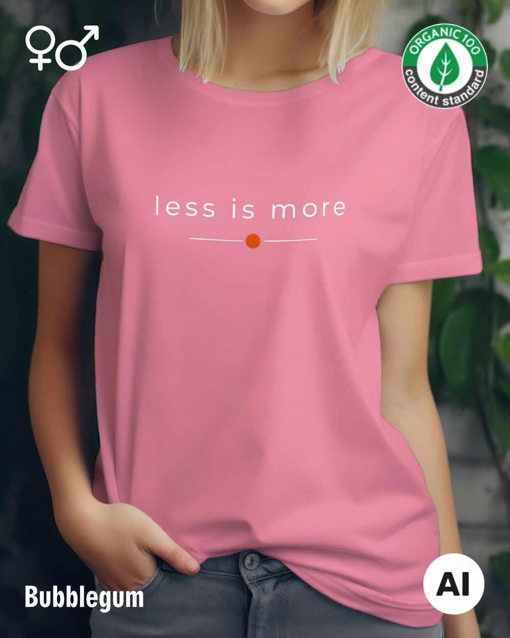das bild zeigt eine frau, die ein nachhaltiges Design-T-Shirt T in der farbe bubblegum mit dem eleganten Schriftzug „less is more“ trägt.