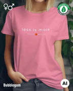 das bild zeigt eine frau, die ein nachhaltiges Design-T-Shirt T in der farbe bubblegum mit dem eleganten Schriftzug „less is more“ trägt.